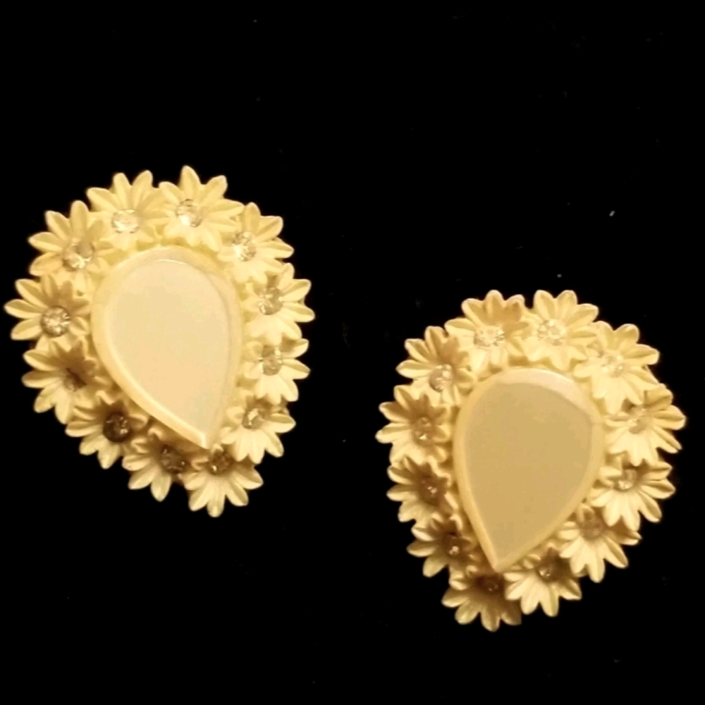 Vintage clip on earrings - Japan